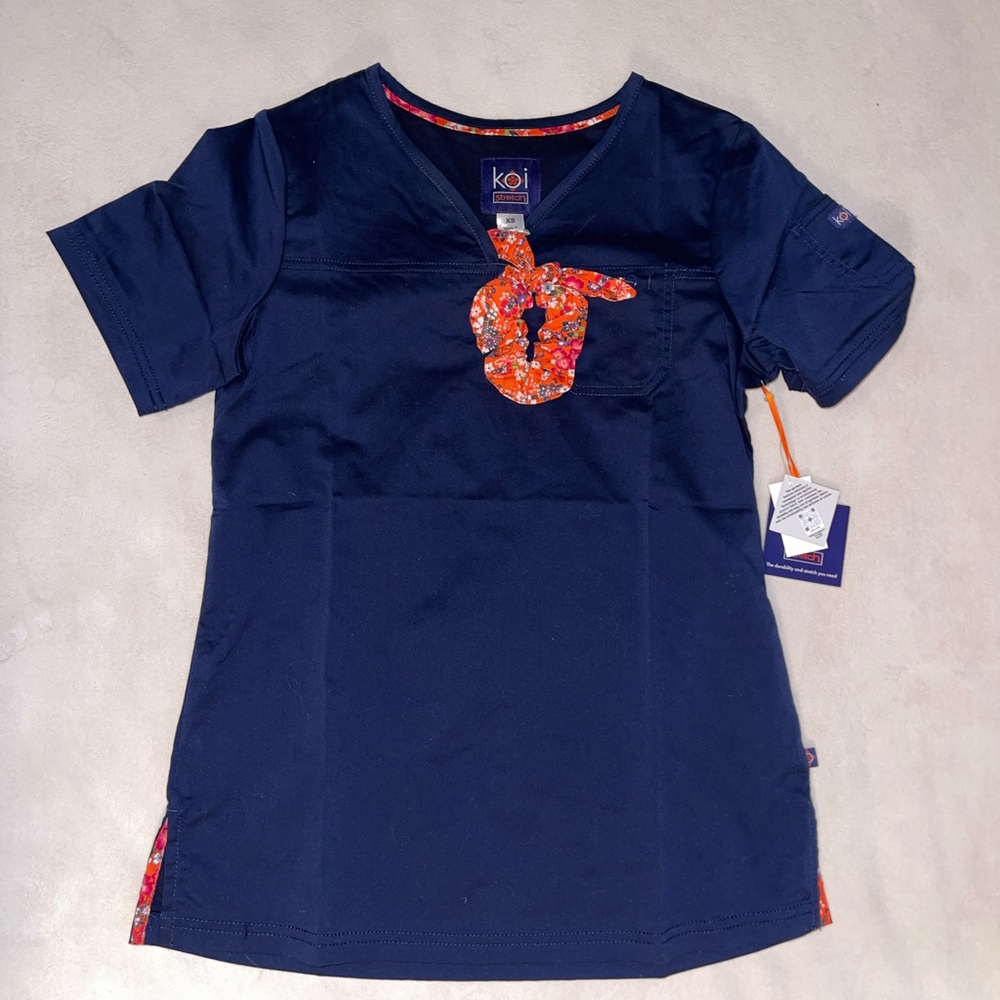 Koi Scrubs Top and‎ Scrunchie